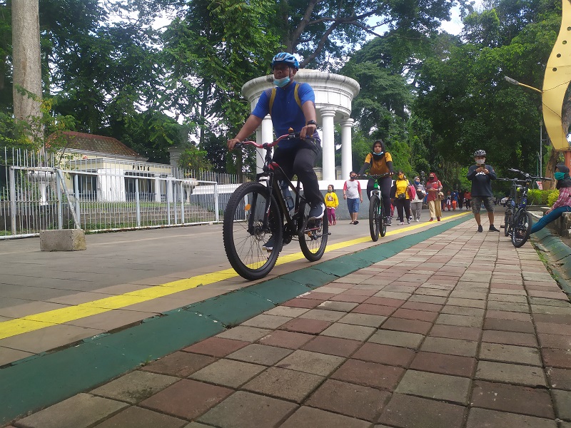 Warga Kota Bogor bersepeda di kawasan pedestrian lingkar Kebun Raya dan Istana Bogor. (Foto: Medcom.id/Rizky)