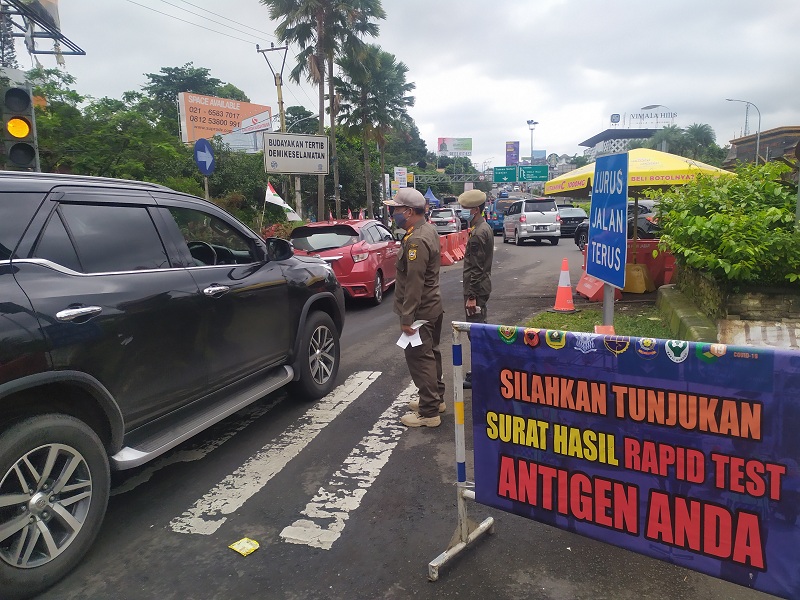 Kendaraan diminta putar balik saat memasuki kawasan Puncak Bogor, Jumat, 2 April 2021.