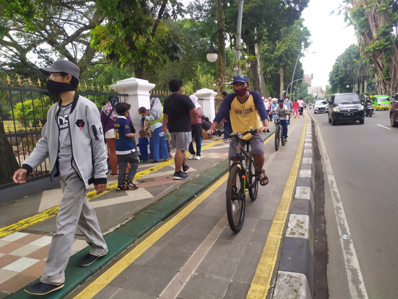 Jalur Pedestrian Kebun Raya Bogor Dipadati Warga