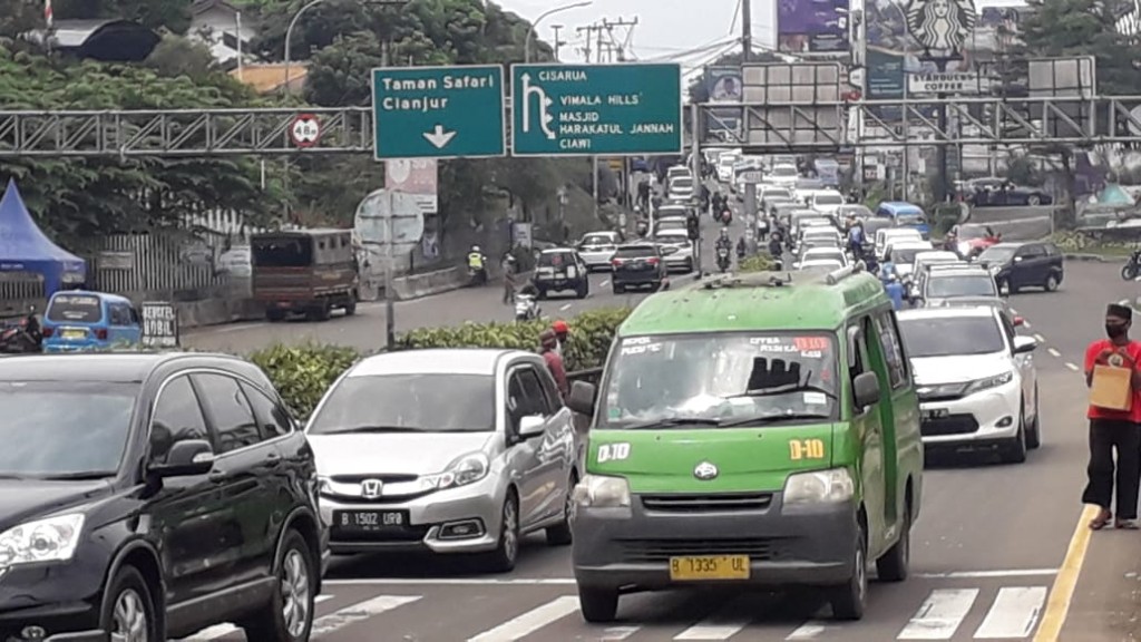 Polisi Berlakukan Sistem Satu Arah Puncak-Jakarta
