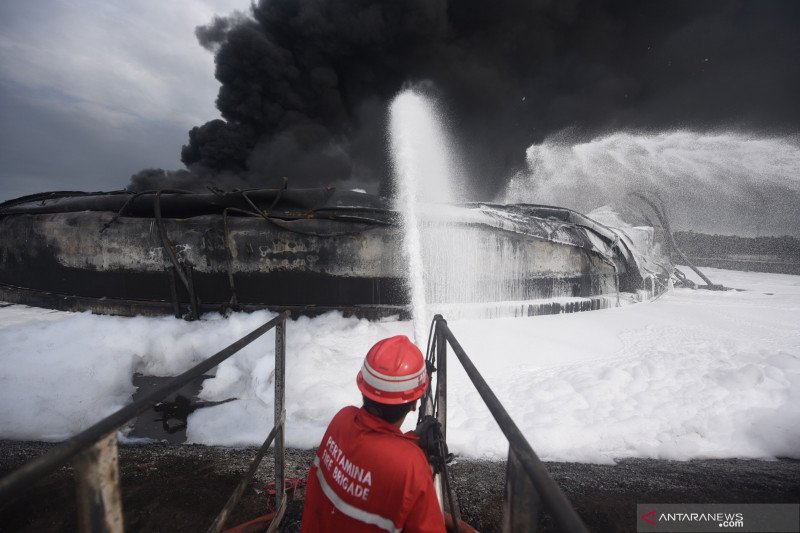 Tim HSSE & Fire Fighter Pertamina berupaya memadamkan api di lokasi insiden terbakarnya tangki penyimpan BBM di Kilang Balongan RU VI, Indramayu, Jawa Barat, Rabu (31/3/2021). ANTARA FOTO/Humas Pertamina/Priyo Widianto/Handout/DA/wsj.