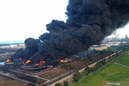 Kepulan asap hitam dari kebakaran tangki minyak milik Pertamina RU VI Balongan, Indramayu, Jawa Barat, Senin (29/3/2021). ANTARA FOTO/Dedhez Anggara/rwa.