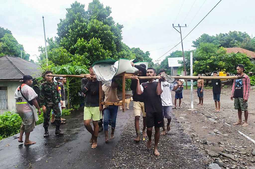 Warga membawa jenazah korban banjir bandang di Lembata, Flores Timur, NTT. Foto: Medcom.id.