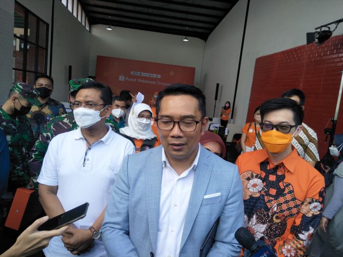 Ridwan Kamil, Gubernur Jawa Barat, saat melihat pelaksanaan vaksinasi di Pusat Vaksin Eldorado, Bandung Barat. MI/Bayu Anggoro.
