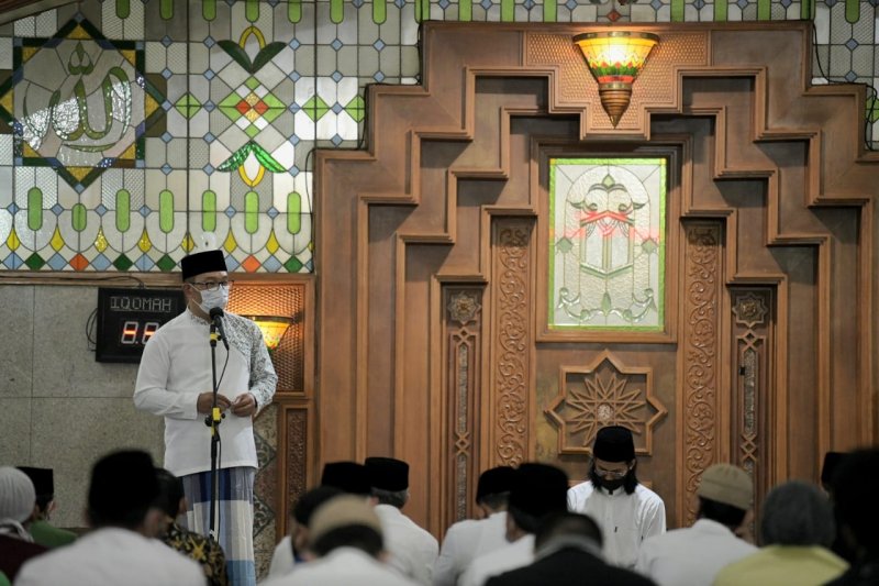 Gubernur Jabar Ridwan Kamil saat melaksanakan salat tarawih perdana bulan Ramadhan 1442 hijriah di Masjid Pusdai, Kota Bandung, Senin (12/4/2021) malam. (Dok Humas Pemprov Jabar)