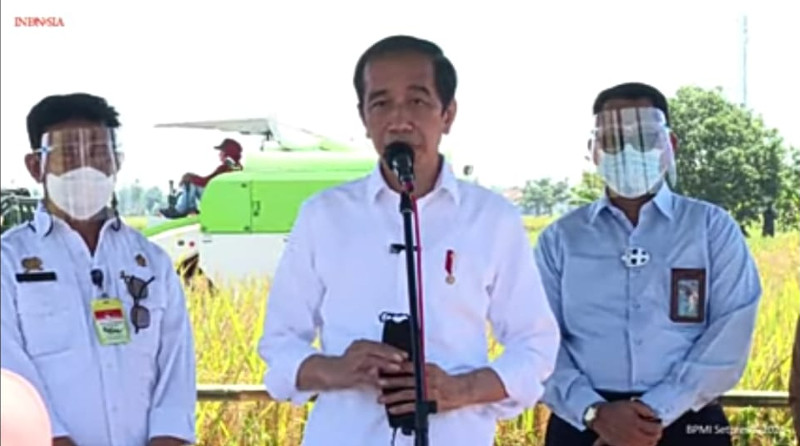 Presiden Joko Widodo meninjau panen padi di Indramayu, Jawa Barat. Dok Biro Setpres