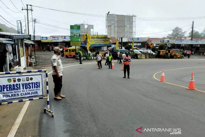 Jalur utama dan jalur alternatif di Cianjur, Jawa Barat. Antara/Ahmad Fikri