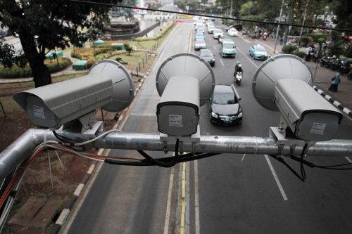 Kamera CCTV terpasang di JPO Jalan Medan Merdeka Barat, Jakarta. MI/Pius Erlangga.