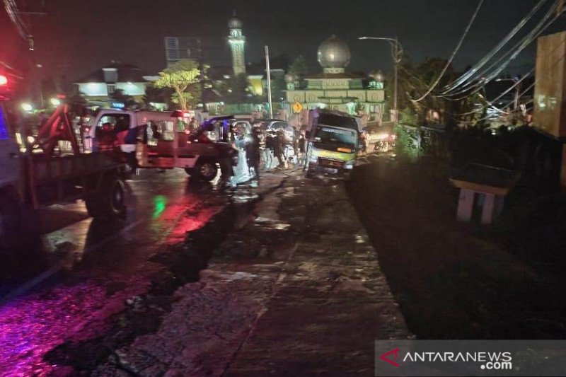 Jalan di jalur Puncak-Cianjur di Kampung Jemprak, Desa Ciloto, Kecamatan Cipanas, Kabupaten Cianjur, longsor, pada Rabu Malam, 26 April 2021. Antara Ahmad Fikri