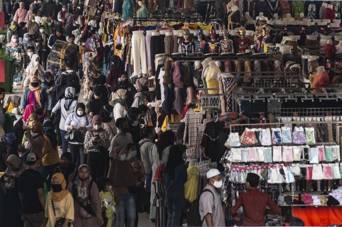 Pusat perbelanjaan yang ramai dikunjungi warga jelang Idulfitri berpotensi menjadi klaster covid-19. Antara/Aprillio Akbar