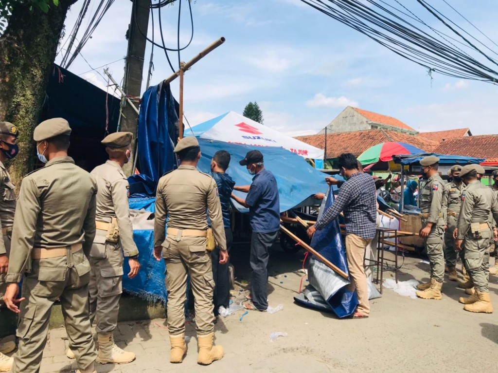 Pembongkaran paksa lapak PKL di kawasan Pasar Kebon Kembang, Kota Bogor, Jawa Barat. Foto Medcom.id/Rizky Dewantara