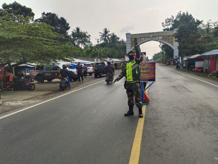 Polres Cianjur melakukan penyekatan di wilayah perbatasan. MI/Benny Bastiandy