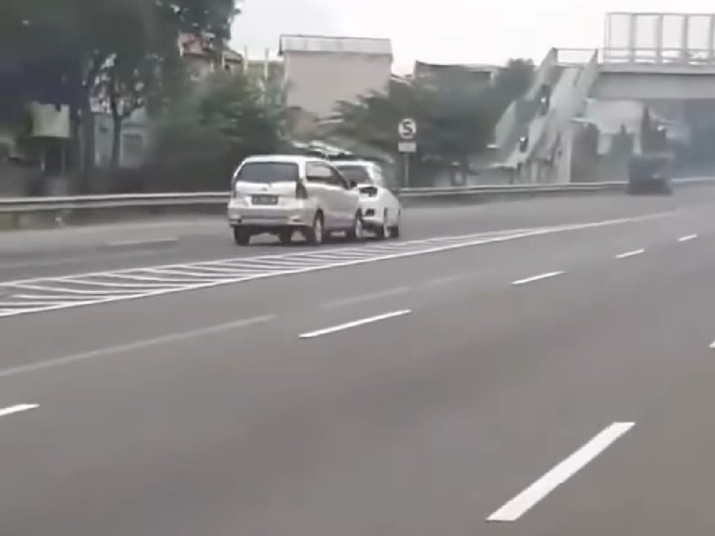 Dua mobil kejar-kejaran di Tol Buahbatu, Kota Bandung. Sumber: Tangkapan layar akun Instagram @warung_jurnalis