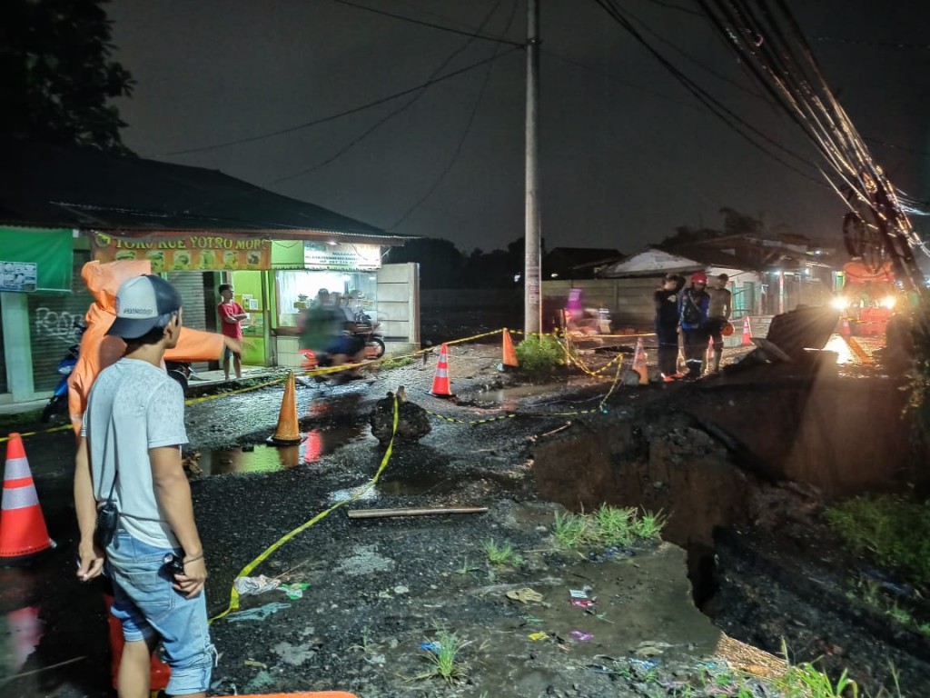 Sejumlah pohon tumbang akibat hujan deras di kawasan Kota Bogor Jawa Barat. Medcom.id/Rizky Dewantara