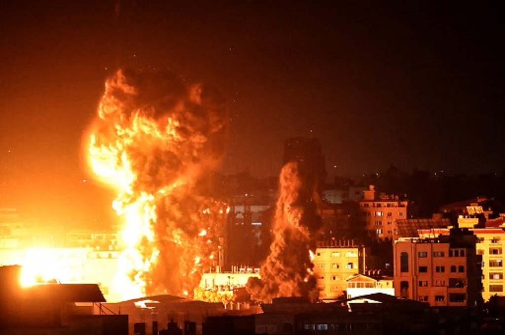 Bola api dari serangan udara Israel di jalur Gaza pada Senin dini hari, 17 Mei 2021. Anas Baba/AFP