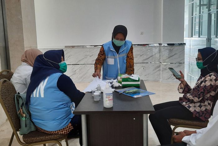 Petugas BNNK Cianjur, Jawa Barat, sedang mendata ASN di lingkungan Setda Kabupaten Cianjur yang menjalani tes urine, Rabu, 19 Mei 2021. MI/Benny Bastiandy