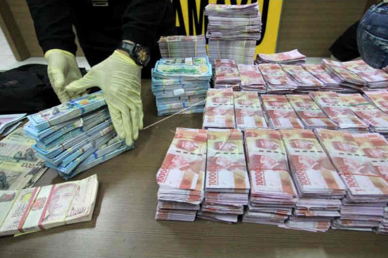 Barang bukti uang palsu saat rilis di Mapolres Indramayu, Jawa Barat, Minggu, 23 Mei 2021. Antara Foto/Dedhez Anggara