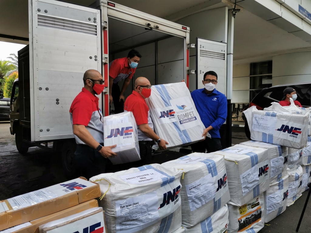 Media Group dan JNE Salurkan Bantuan Kepada Korban Bencana NTT