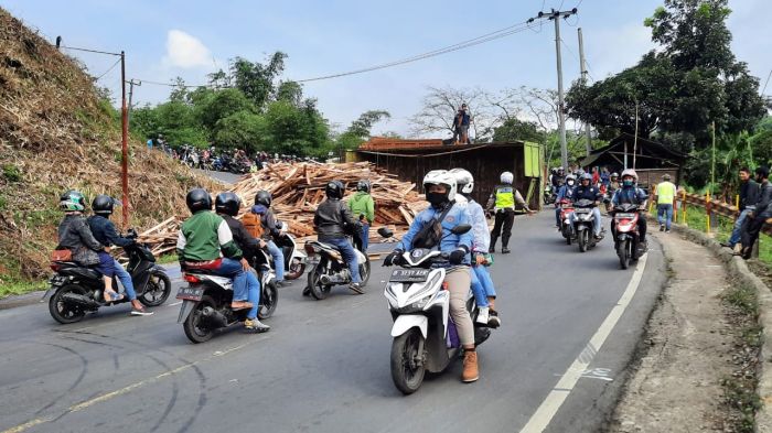 Truk pengangkut kayu terguling di Tanjakan Gentong menyebabkan kemacetan panjang dari dua arah. MI/KRISTIADI