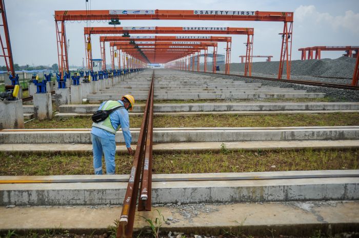 Jalan Raya Cipatat Ambles DIduga Akibat Pembangunan Kereta Cepat