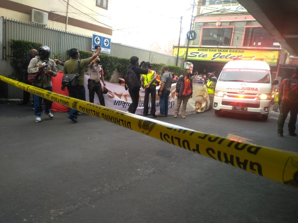 Polisi memagari lokasi kejadian pria melompat dari atas gedung pusat perbelanjaan Kings, Jalan Simpang, Kecamatan Regol, Kota Bandung, Selasa, 1 Juni 2021. Medcom.id/ P Aditya Prakasa