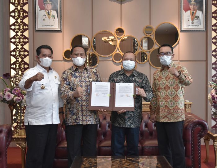 Gubernur Jabar Ridwan Kamil menyaksikan penandatanganan MoU Millenial Agro Solution dengan PT Pusri Palembang. MI/Dwi Apriani