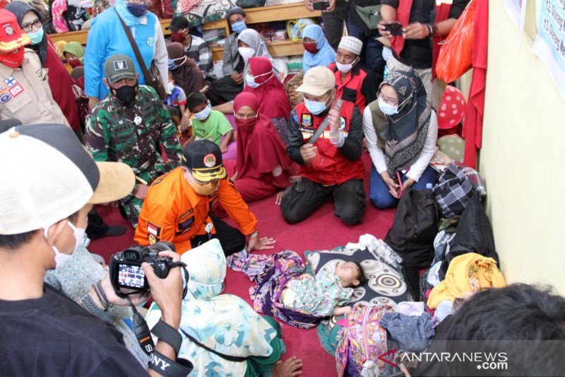 Pengungsian di ponpes di Kampung Cibitung Muara, Desa Cibokor, Kecamatan Cibeber, Cianjur, Jawa Barat, terus bertambah. Antara/Ahmad Fikri