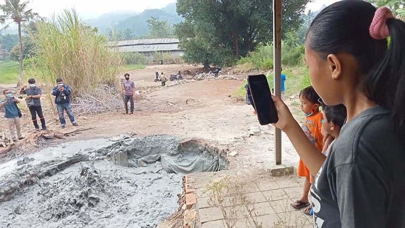 Warga berkunjung ke lokasi titik semburan lumpur di Kabupaten Cirebon, Jabar. Medcom.id/A Rofahan