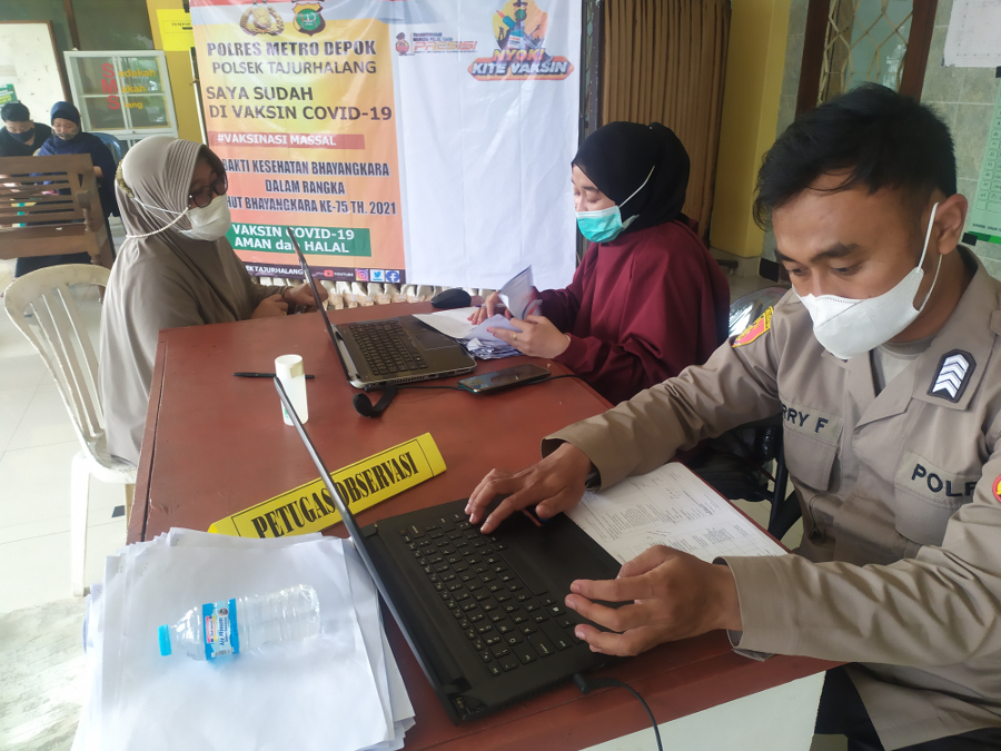 Polsek Tajurhalang Bogor menggelar vaksin covid-19 untuk warga. Medcom.id/Rizky Dewantara