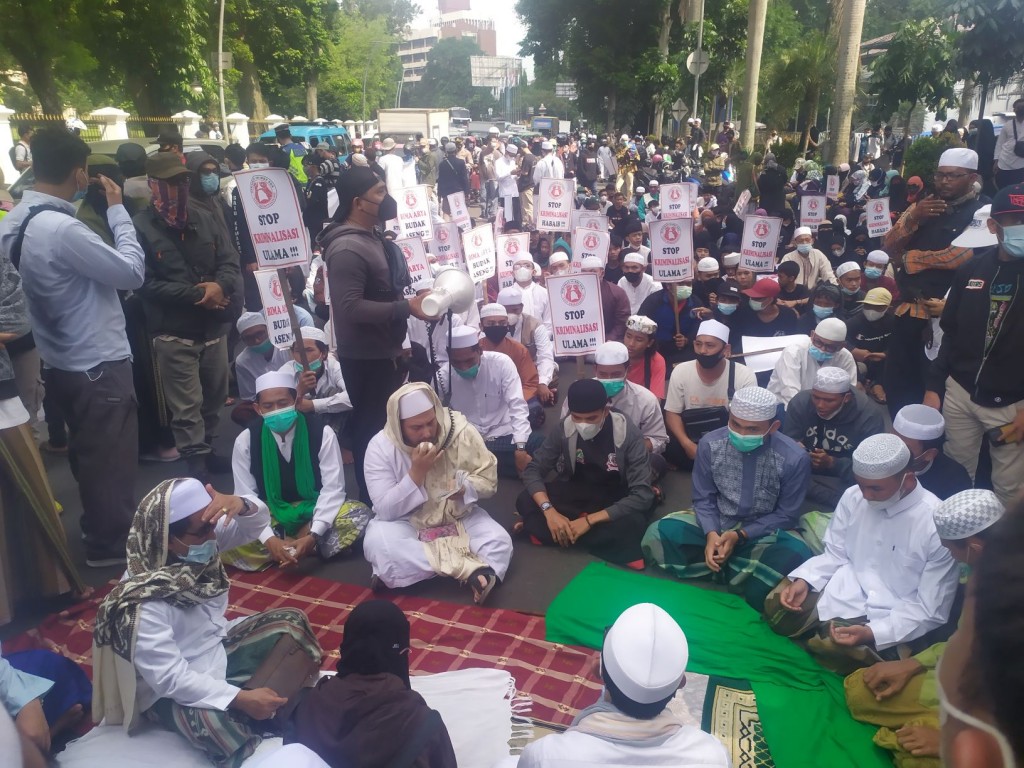 Para pendukung Rizieq Shihab duduk bersama dan melakukan doa untuk Rizieq Shihab di Balai Kota Bogor, Jawa Barat. Medcom.id/Rizky Dewantara