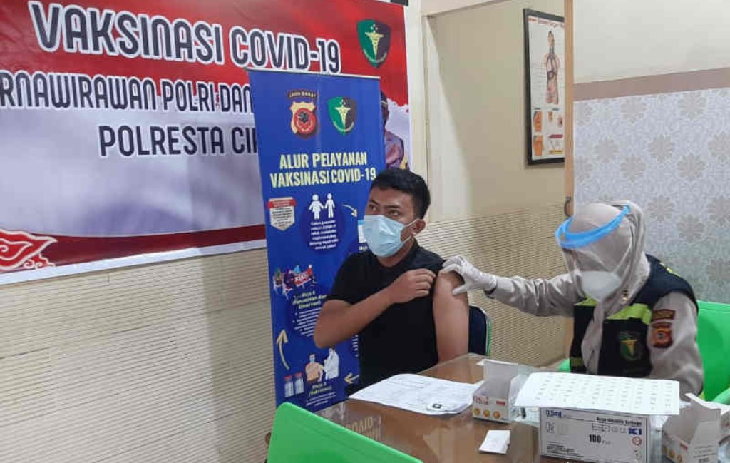 Momen kegiatan vaksinasi covid-19 di Mapolresta Cirebon (Foto: Antara/HO-Humas Polresta Cirebon)