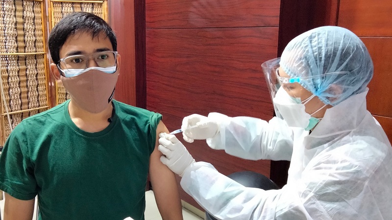 Warga Kota Bandung mendapat vaksinasi covid-19 di kampus Itenas Bandung, Rabu 7 Juli 2021.