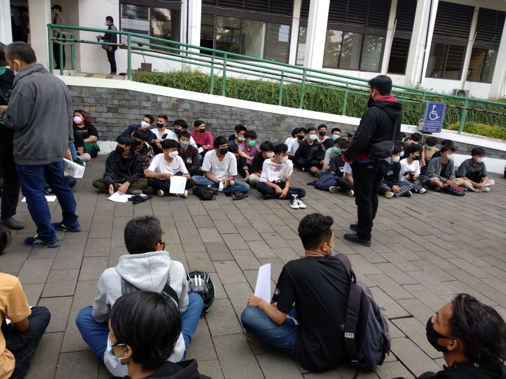 Demo di Kota Bandung Ricuh, Polisi Tangkap Ratusan Pendemo