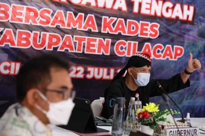Ganjar Pranowo Dengar Curhatan Para Kepala Desa di Cilacap