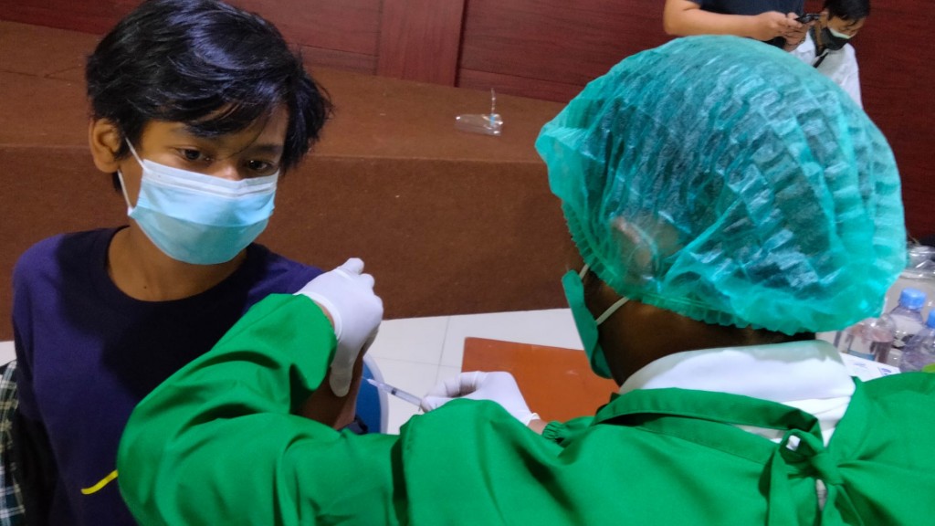 Peserta vaksinasi massal berusia 14 tahun sangat antusias untuk divaksin di Bale Dayang Sumbi Gedung Serbaguna Itenas Bandung, Sabtu, 24 Juli 2021. Medcom.id/Roni K