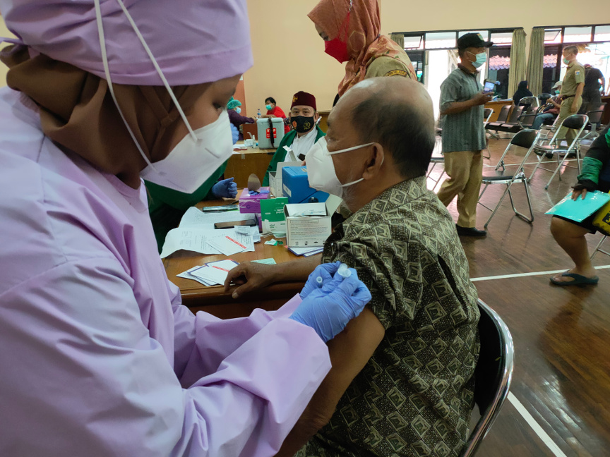 Ilustrasi lansia di DKI Jakarta mendapat vaksin covid-19. Medcom.id/Christian