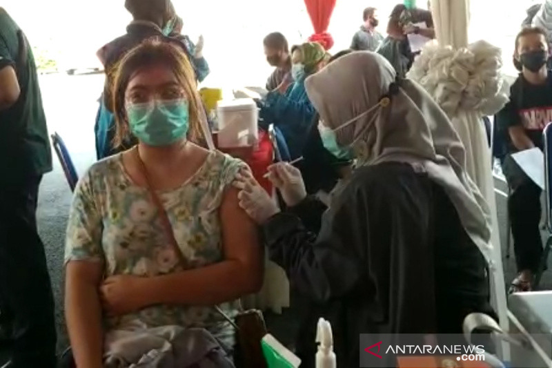 Masyarakat mengikuti vaksinasi covid-19 di Kabupaten Garut, Jawa Barat. ANTARA/HO-Diskominfo Garut