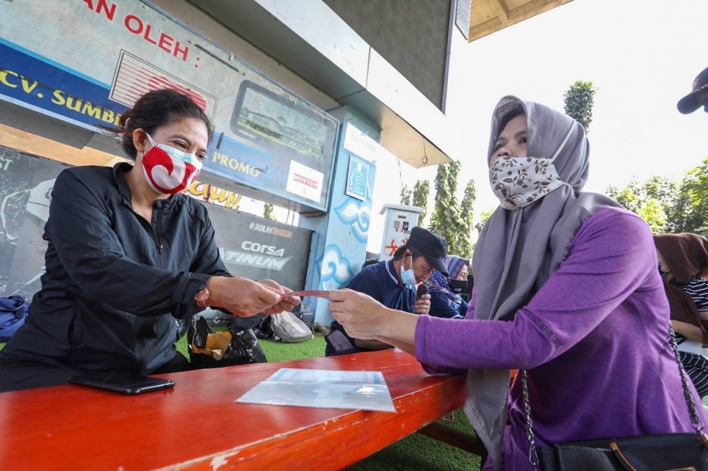 Penyaluran BST ke keluarga penerima manfaat (KPM) di Kota Bandung. Medcom.id/Roni K