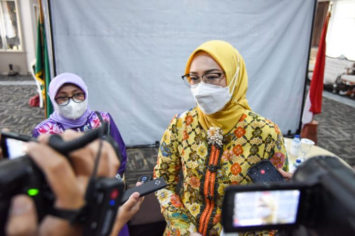 Bupati Purwakarta Anne Ratna Mustika menjanjikan beassiswa bagi tiga anak yang menjadi yatim piatu karena pandemi covid-19, Kamis (29/7)