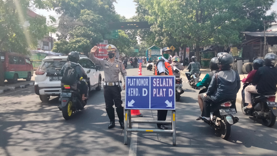 Ilustrasi. Petugas dari Dishub Kota Bandung membuka penyekatan jalan ketika ambulans hendak melintas di persimpangan Jalan Merdeka - Jalan Aceh, Kota Bandung, Sabtu, 17 Juli 2021. Foto: Medcom.id/Roni Kurniawan