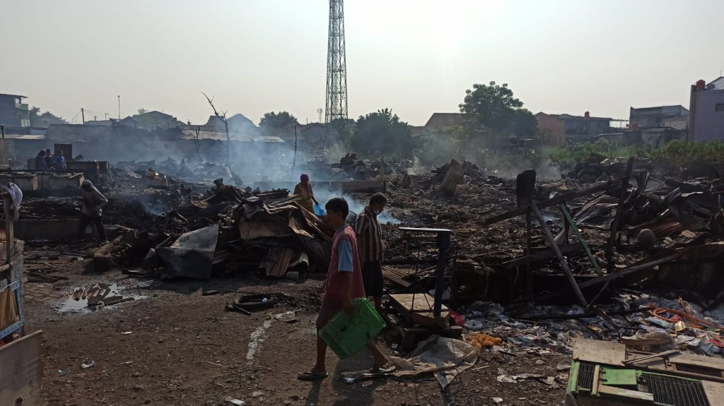 Puluhan kios hangus terbakar di Kelurahan Duren Jaya, Bekasi Timur, Sabtu malam, 31 Juli 2021. Medcom.id/ Antonio