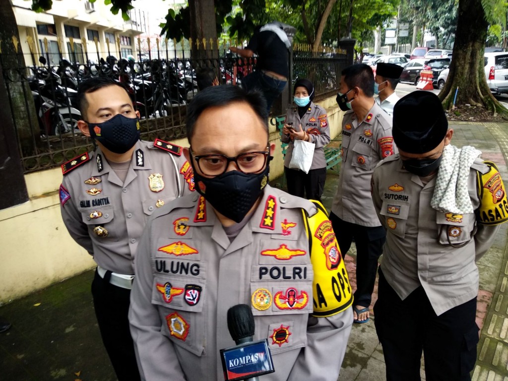 PPKM di Bandung Masih Berlangsung, Petugas Awasi Toko dan Rumah Makan