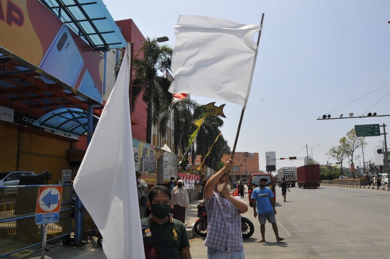 Puluhan pedagang Sentra Grosir Cikarang (SGC), Kabupaten Bekasi, Jawa Barat melakukan aksi damai sebagai bentuk menyerah atas PPKM. Medcom.id/ Antonio