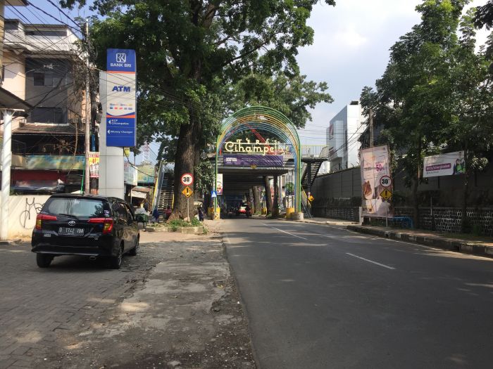 Jalan Chiampleas Bandung yang biasanya dipadati pengunjung, kini sepi sejak diberlakukannya PPKM di Kota Bandung, Jawa Barat.
