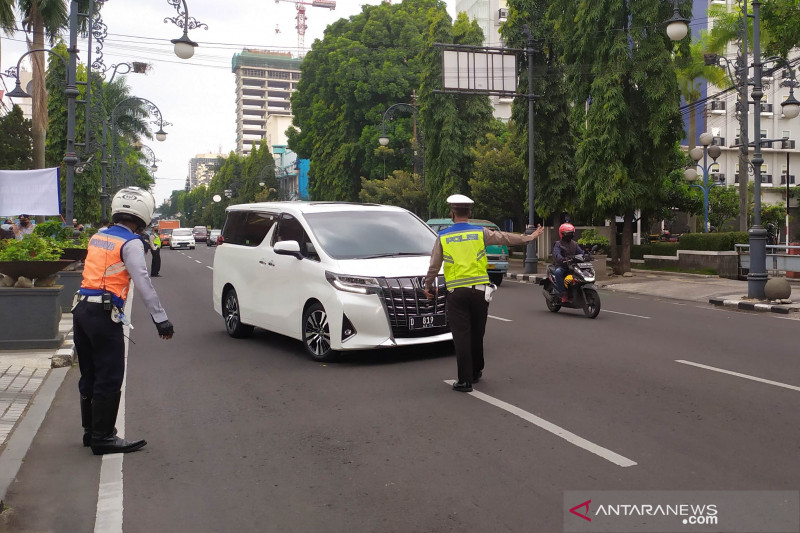 Polisi lakukan penyekatan ganjil-genap kendaraan di Jalan Asia Afrika, Kota Bandung, Jawa Barat, Sabtu (14/8/2021). (ANTARA Bagus Ahmad Rizaldi)