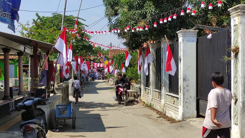 Pengibaran 1.000 bendera di Kecamatan Gunung Jati, Kabupaten Cirebon. 