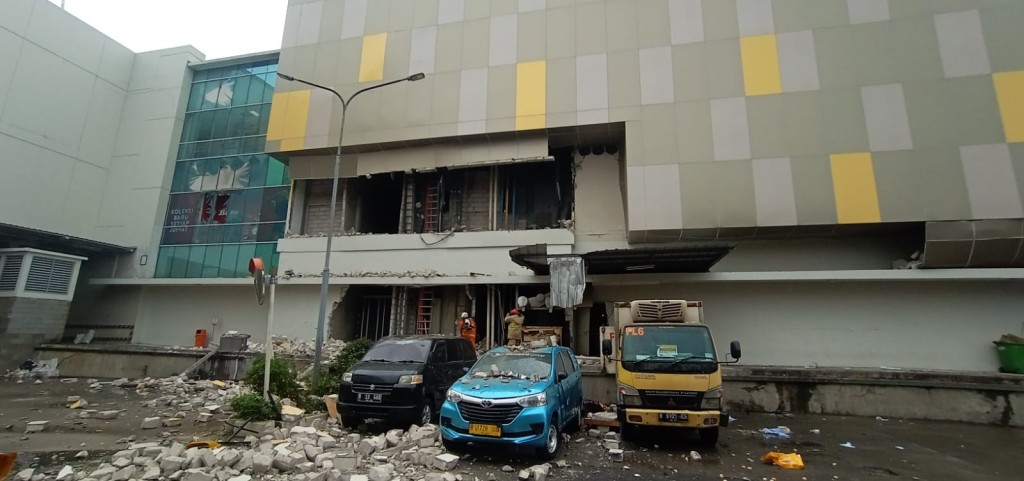 Atap Mal Margo City Depok ambruk. Medcom.id/Anggi Tondi Martaon