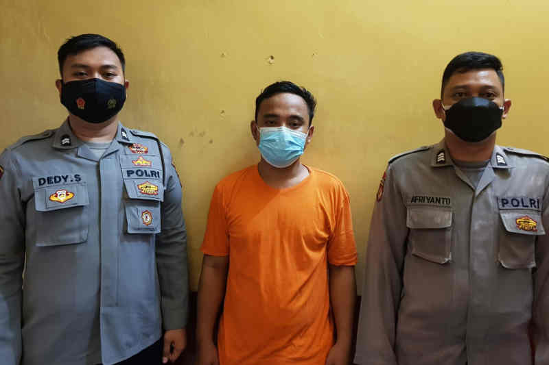 Petugas Polres Indramayu menunjukkan pemuda yang ditangkap akibat komentar bernada sinis di media sosial terkait dengan vaksinasi. (ANTARA/HO-Satreskrim Polres Indramayu)