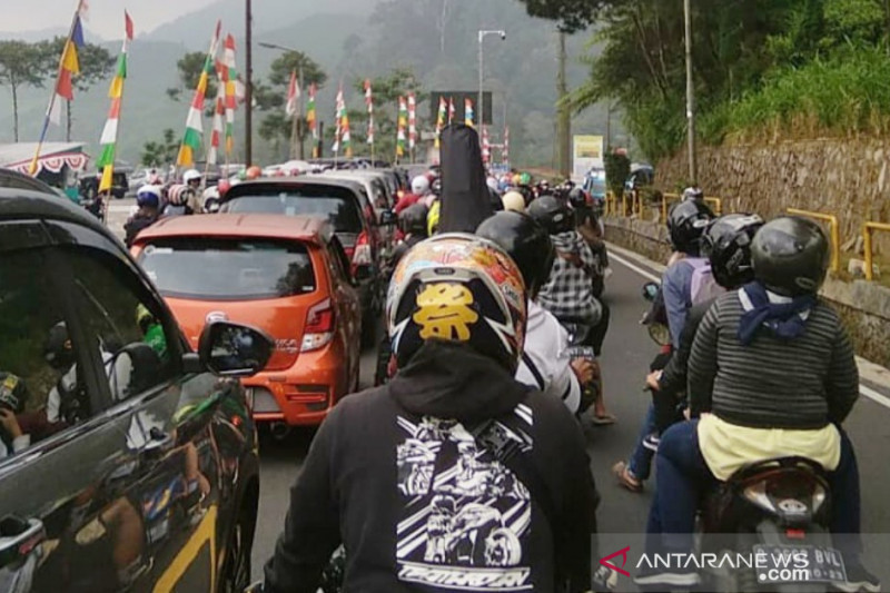 Kondisi lalu lintas di Jalur Puncak, Cisarua, Kabupaten Bogor, Jawa Barat, Minggu, 29 Agustus. Antara/M Fikri Setiawan