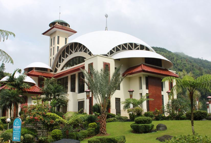 Mengenal Masjid Atta'Awun, Ikon Sekaligus Tujuan Wisata Religi Puncak